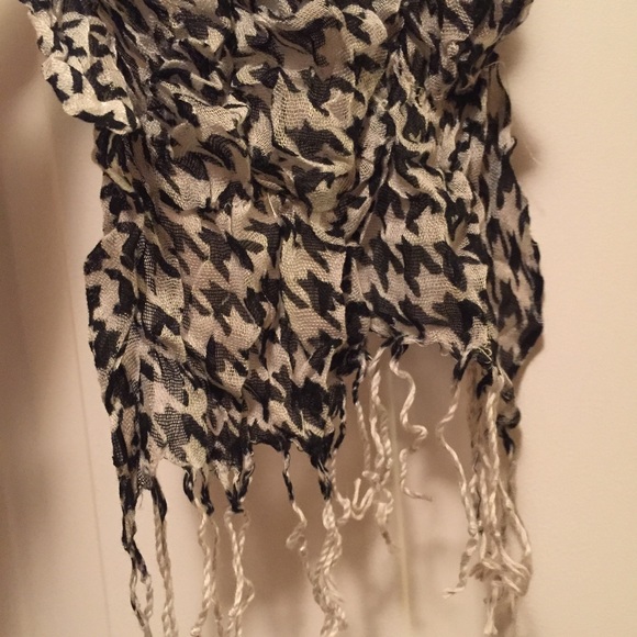 Scarf houndstooth-ish style black & grayish white - Picture 3 of 5